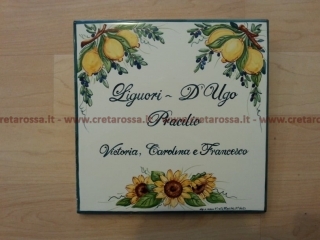 cod.art: nc05 - Mattonella in ceramica cm 20x20 con limoni e olive in alto, girasoli in basso e scritta personalizzata. 